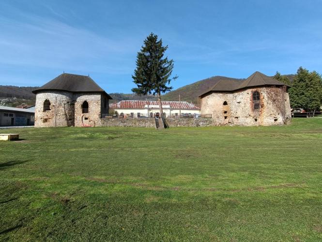 Vár