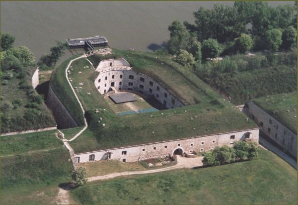 Várak és erődített helyek a Kárpát-medencében